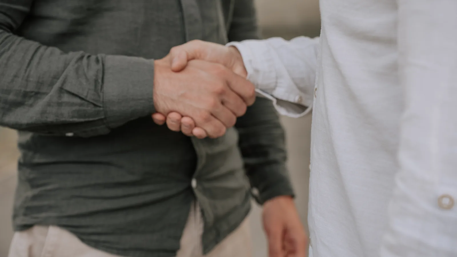 Handschlag zwischen Gastgeber und Gast als Sinnbild für eine persönliche Empfehlung